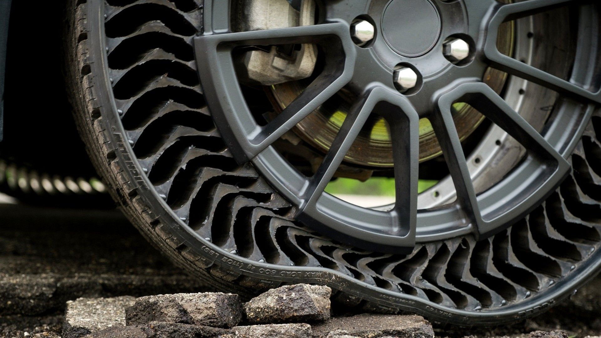 michelin-uptis-prototype-tire-on-chevrolet-bolt-ev_100702867